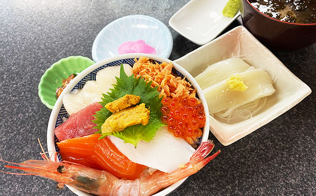 【北海道新幹線開業10周年記念】函館朝市栄屋　ウニ入り8種の海鮮丼といか刺し付