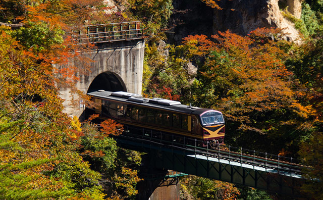 鳴子峡と電車