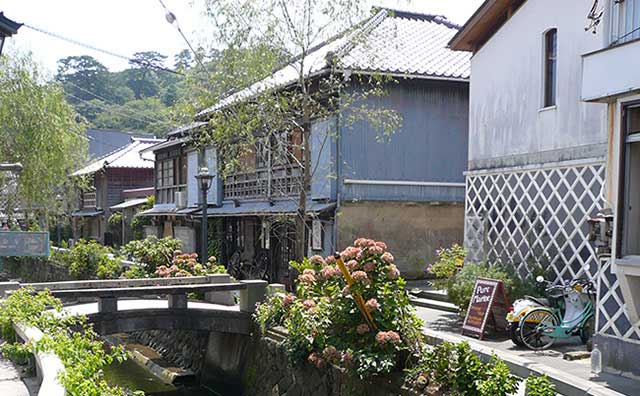 レトロなお店や建物が立ち並ぶペリーロード
