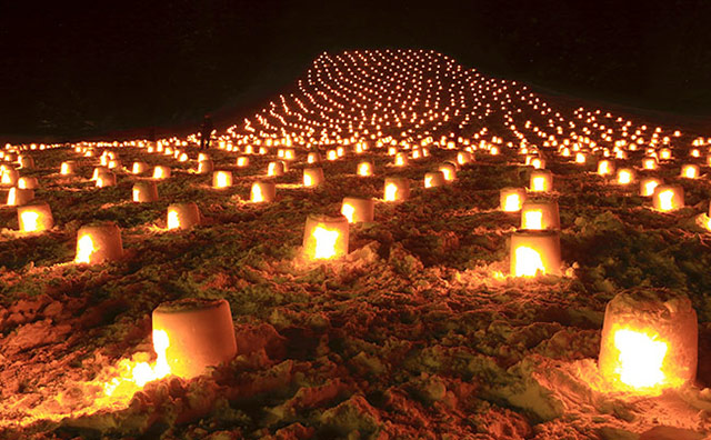 日本夜景遺産認定の「ミニかまくら」のライトアップ