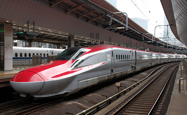 秋田新幹線E6系「こまち」の停車駅や座席を解説！赤のモチーフに注目