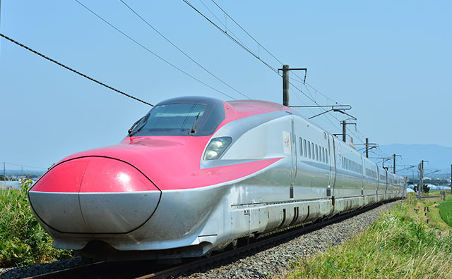 秋田新幹線E6系「こまち」 　提供：JR東日本