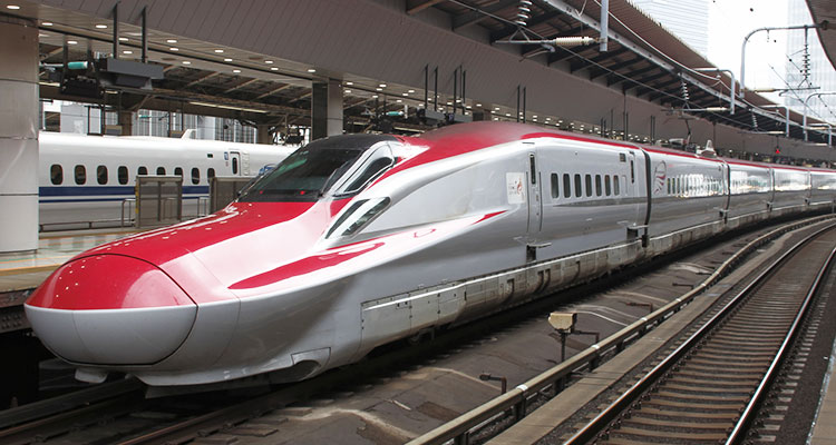 秋田新幹線E6系「こまち」の停車駅や座席を解説！赤のモチーフに注目