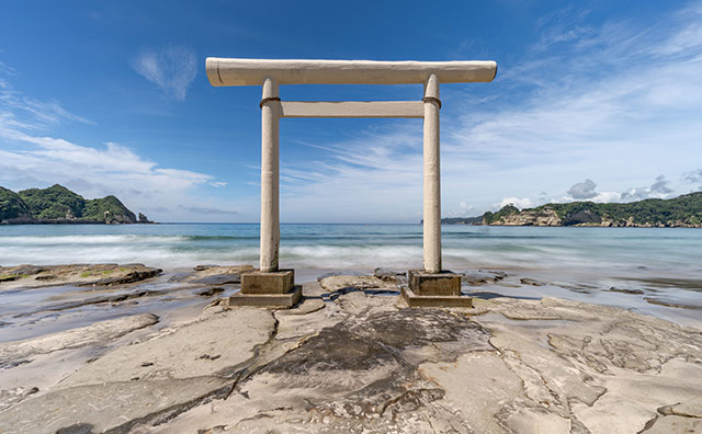鵜原海岸 八坂神社の白い鳥居