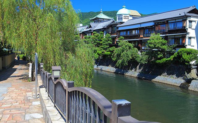 伊東温泉 市街を流れる松川と東海館