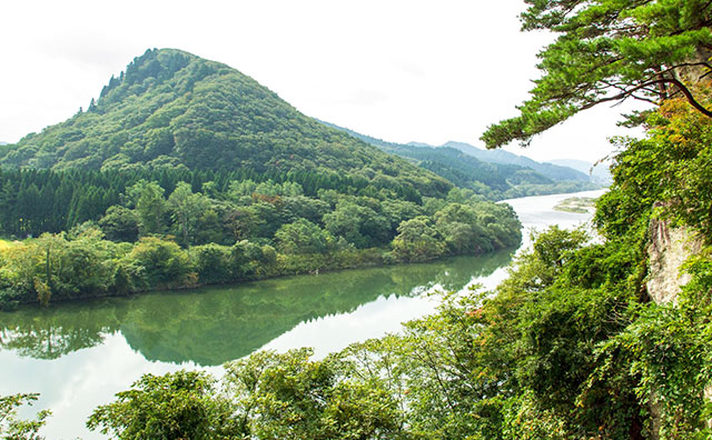七座山と米代川