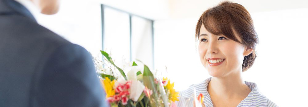 結婚記念日に妻に贈りたいプレゼントを紹介！あわせて温泉旅行も検討しよう