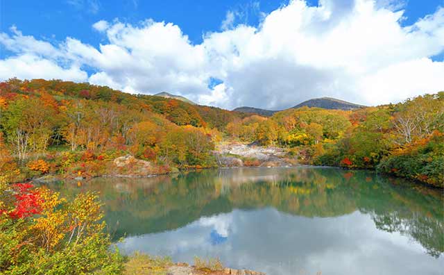 幻想的な美しさがすばらしい「地獄沼」