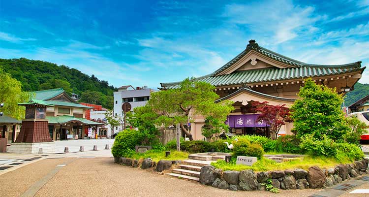 色彩豊かな山々に囲まれた山中温泉～開湯1300年のお湯で体の芯まで温めて～