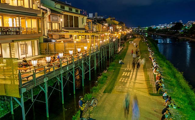 【夏の京都は「川床」で粋に。涼みながら美味しい食事や趣ある景色を堪能しよう