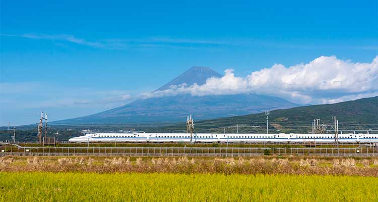 のぞみ・ひかり・こだまの違いは？停車駅やコンセント情報も解説