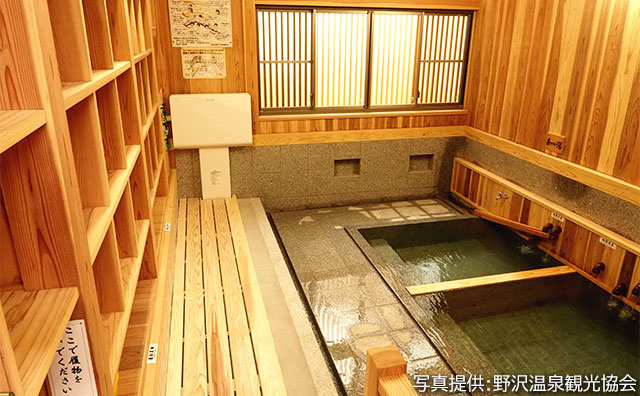 熊の手洗湯　内観