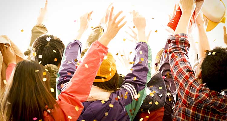 ライブの服装選びのコツは？夏・冬の格好やライブハウス・ドームなど会場別コーデも