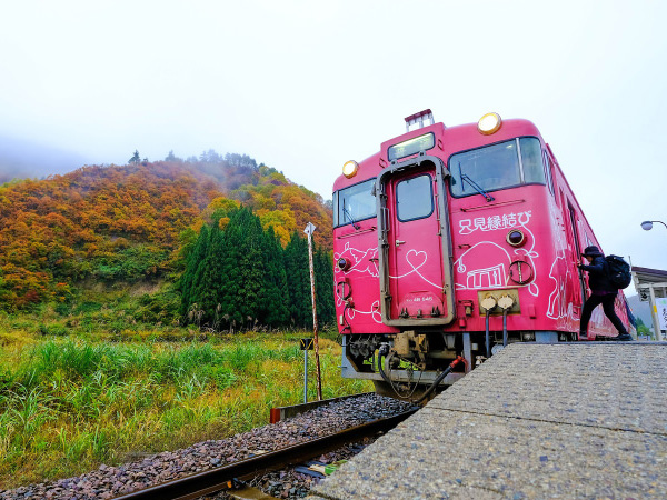 ローカル線「只見線」の車窓から紅葉を楽しむ