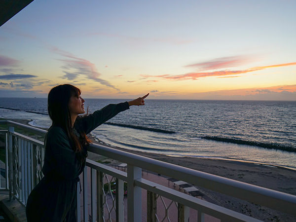瀬波温泉で「日本一の夕日」を満喫！鮭料理や町屋めぐりも