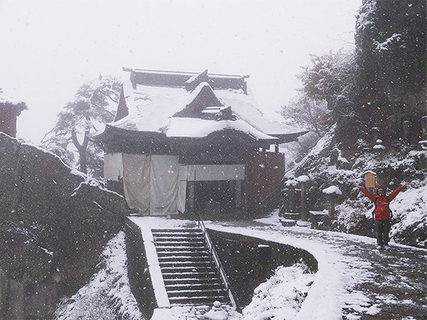 冬の山寺へ、男ひとり旅。芭蕉ゆかりの古刹は水墨画の世界だった