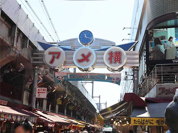 アメ横で多国籍料理を食べ歩き。異国情緒な街並みに驚き！