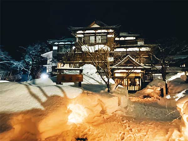 新潟の秘湯。越後長野温泉・嵐渓荘の雪見風呂に癒やされる旅へ