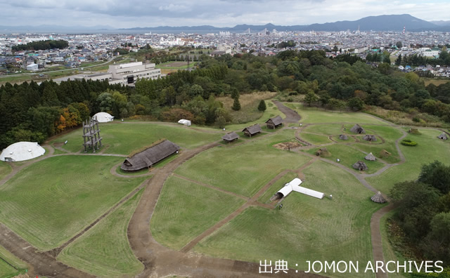 三内丸山遺跡　/ 出典：JOMON ARCHIVES